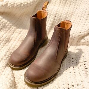 dr martens || crazy horse leather chelsea boot